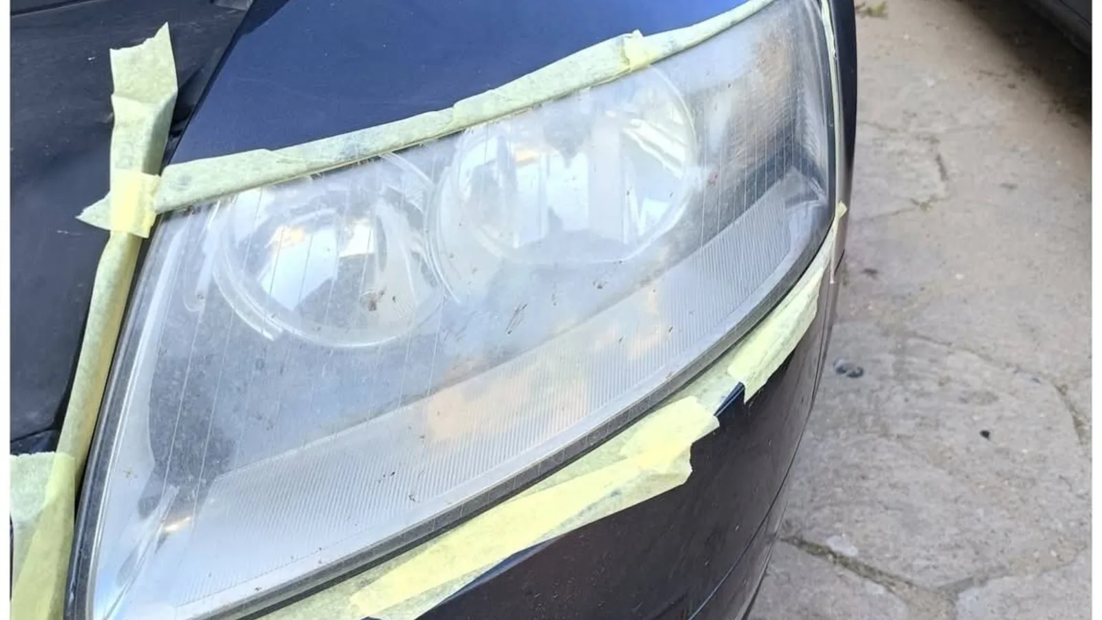 Reflektor z zamaskowanym lakierem przed szlifowaniem klosza.